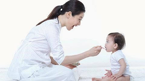 Cronología de la Alimentación del Bebé: 9 a 12 Meses Cronología de la Alimentación del Bebé: 9 a 12 Meses